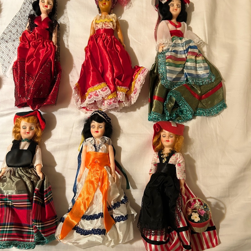 Girls' Multicolor Dolls of the World, 1960s - Picture 4 of 5